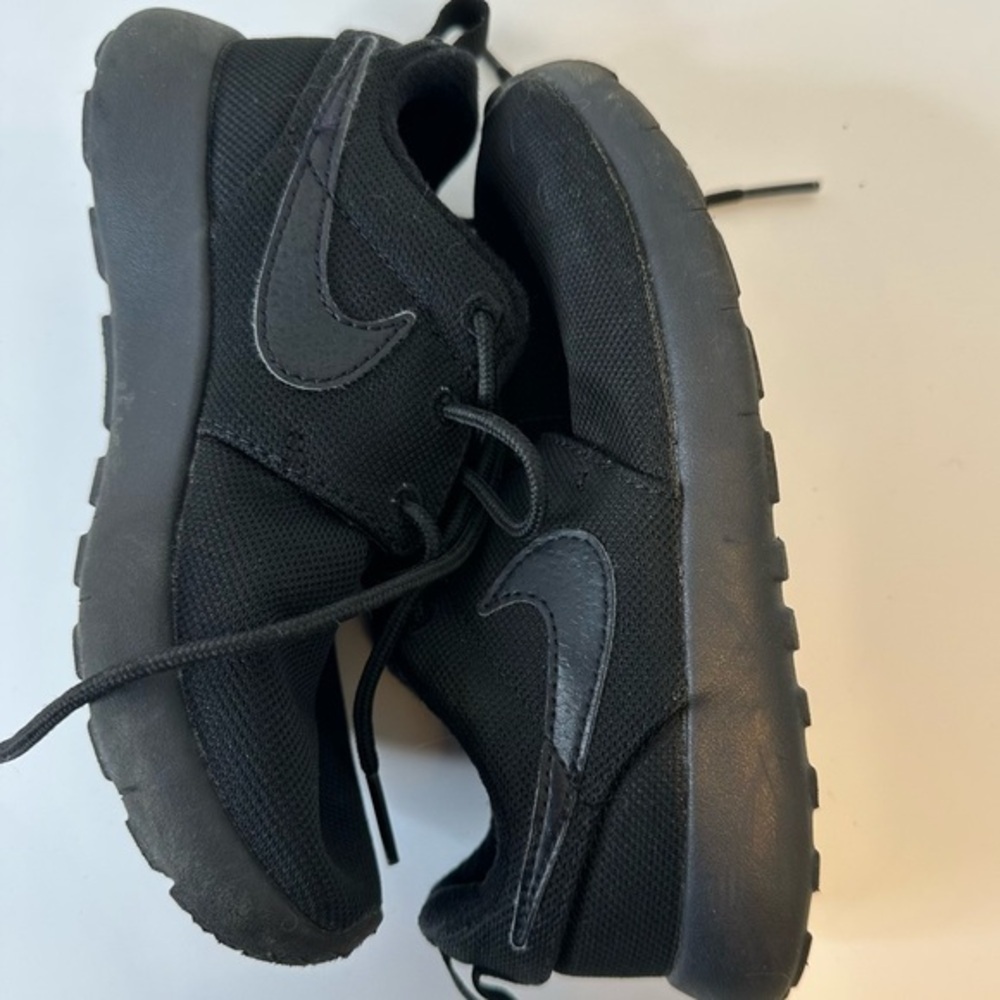 Nike Roshe One Low Triple Black kids running shoes. Size 12C